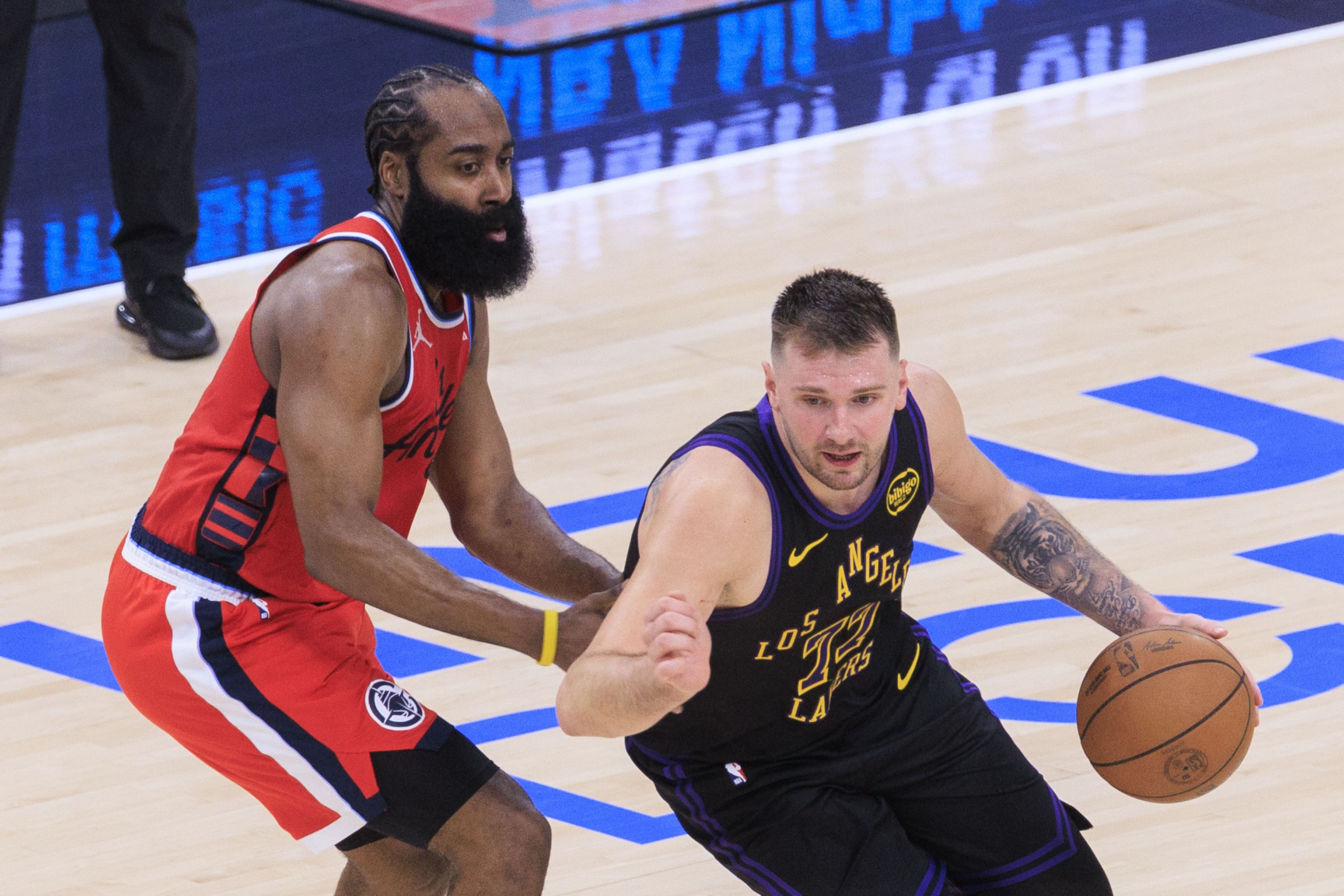 北美世界杯-徐静雨：哈登尽显领袖能力 依旧压制东契奇 后者完全就是眼神防守