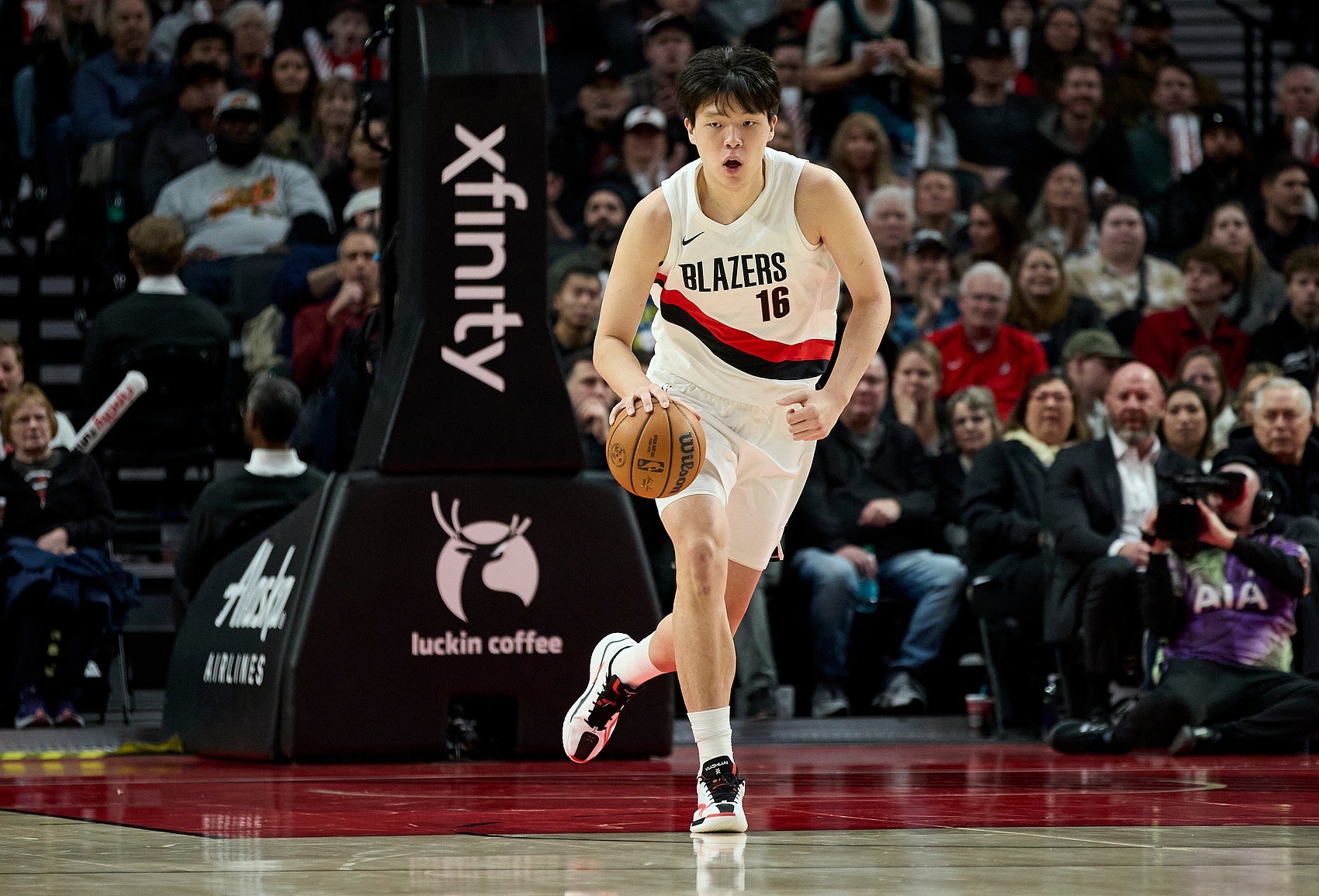 世界杯赛程-差了一点点！杨瀚森持球强攻 但勾手打到篮筐前沿不中